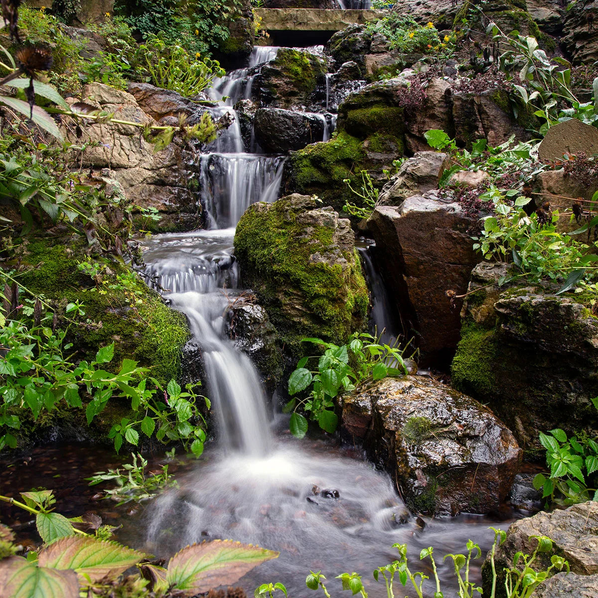 Aquascape Large Pondless Waterfall Kit with 26-foot stream and adjustable flow pump, designed for pond kits and water features.